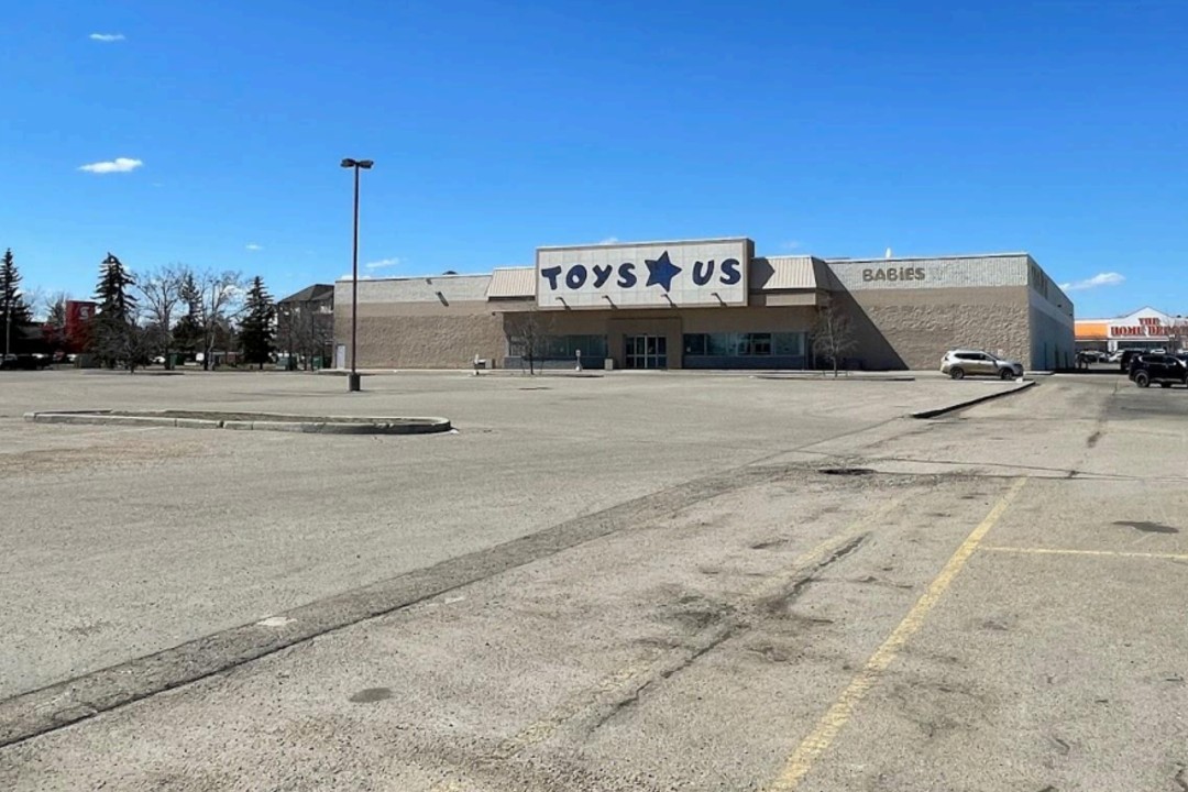 An empty big box store, foreground by an empty parking lot